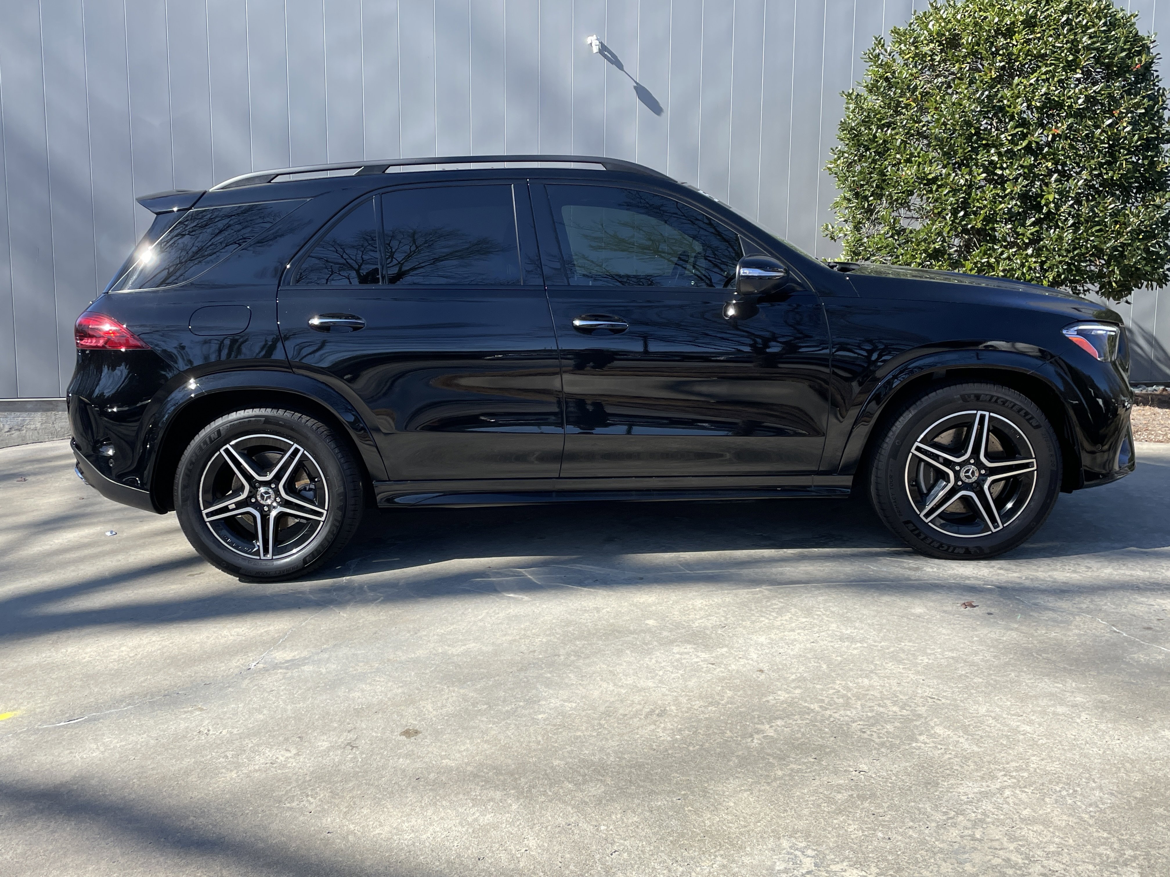 Certified 2025 Mercedes-Benz GLE 350 4MATIC w/ AMG Line Exterior image 5
