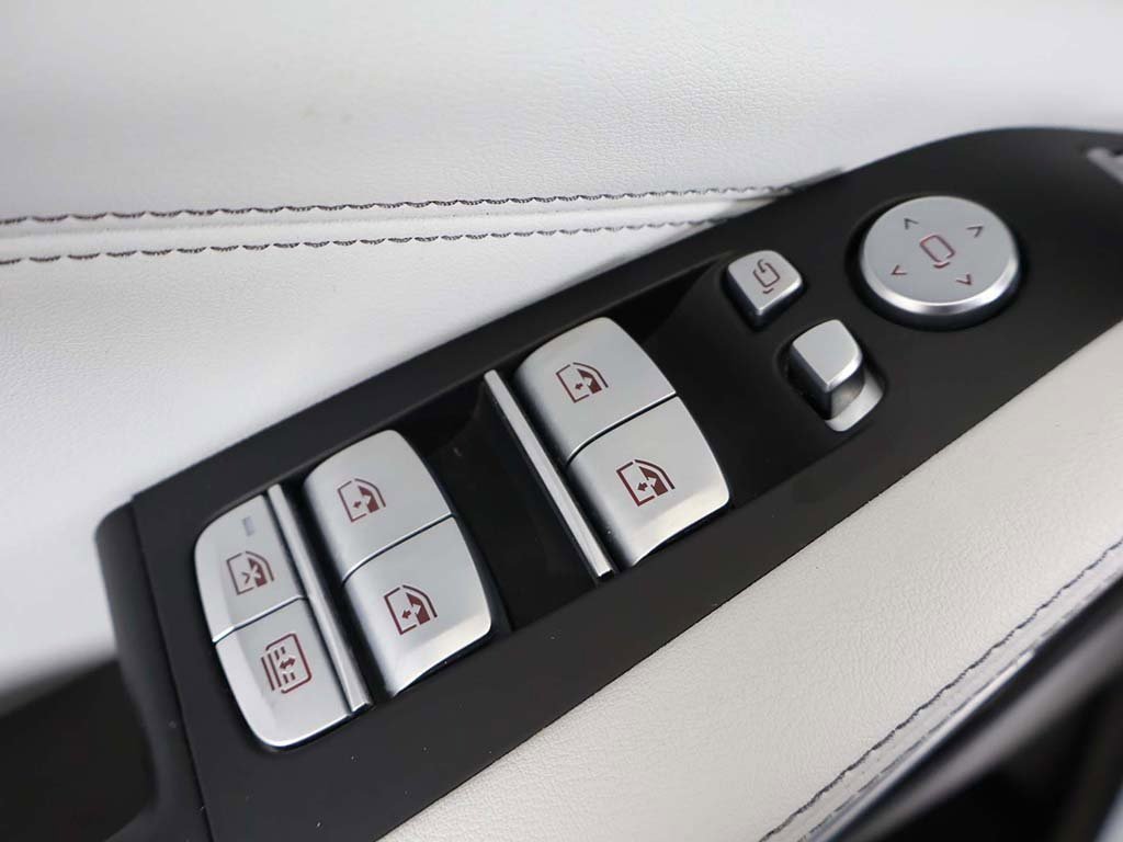 Used 2024 BMW X7 xDrive40i w/ Executive Package image 47