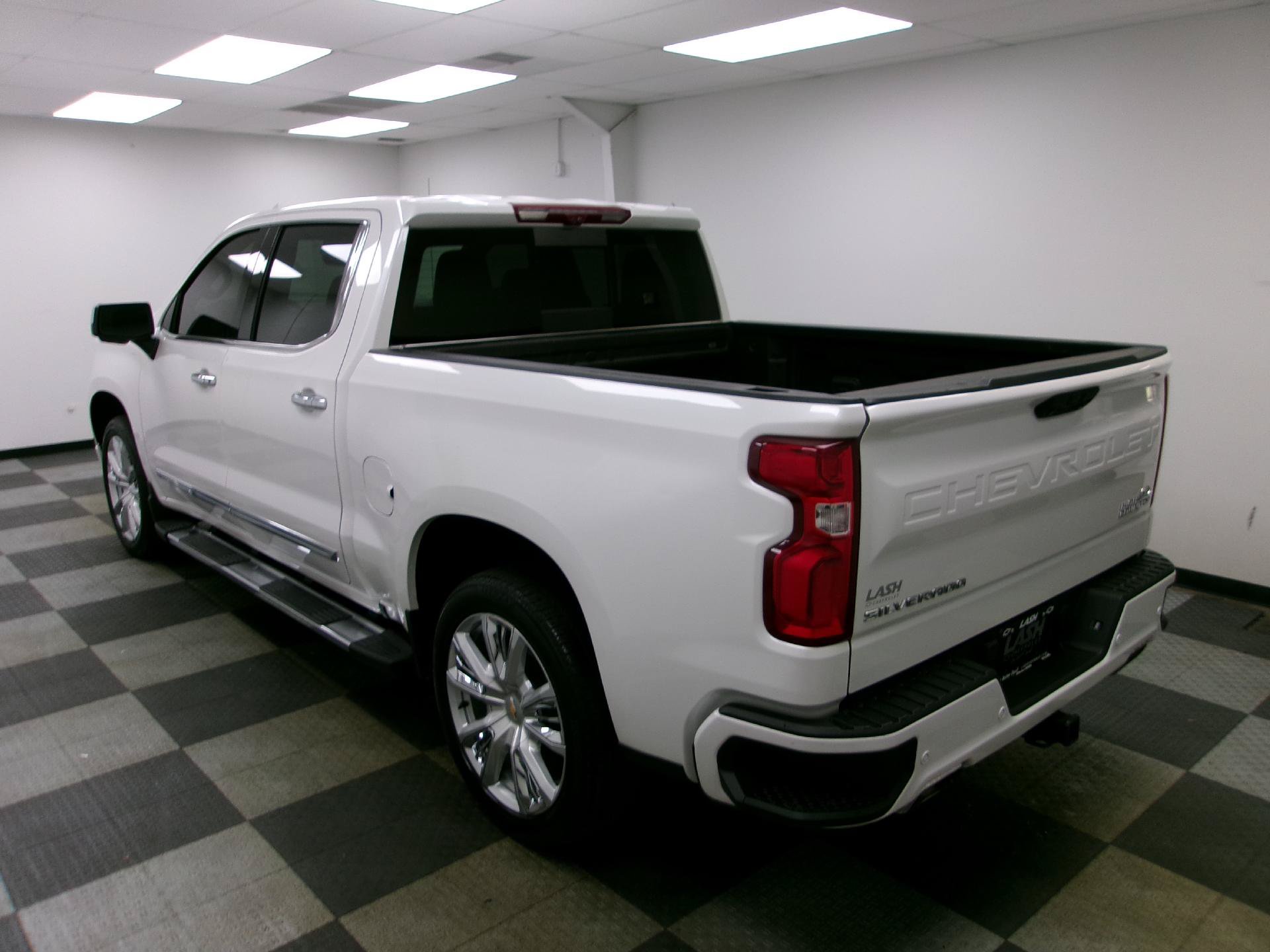 Used 2024 Chevrolet Silverado 1500 High Country w/ High Country Premium Package AWD/4WD image 2