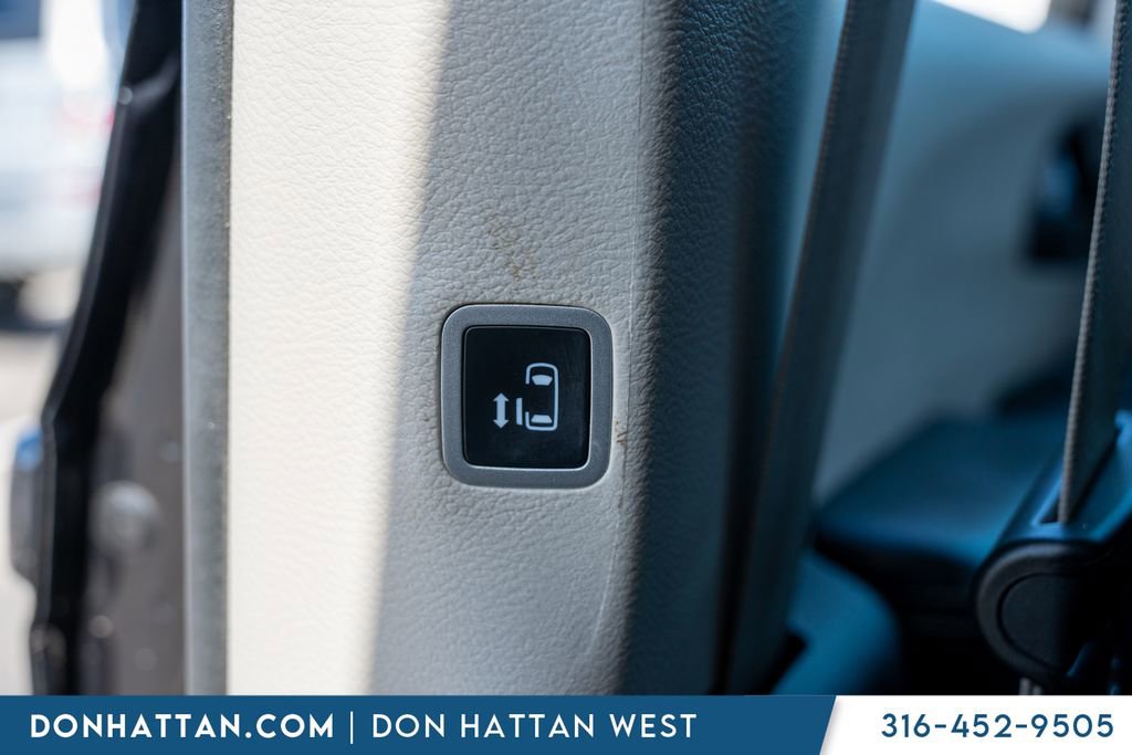 Used 2023 Chrysler Pacifica Touring-L image 26