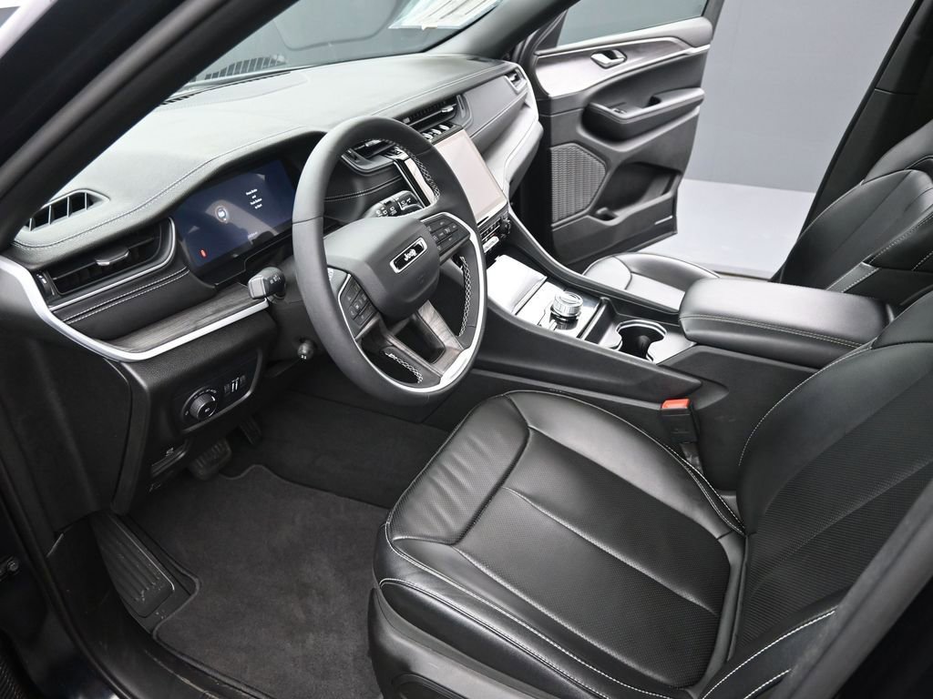 Used 2024 Jeep Grand Cherokee Limited w/ Luxury Tech Group II image 9