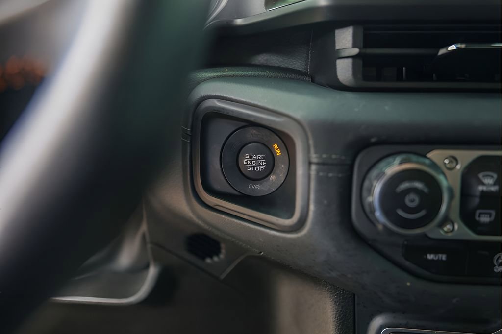 Used 2024 Jeep Gladiator Mojave AWD/4WD image 18