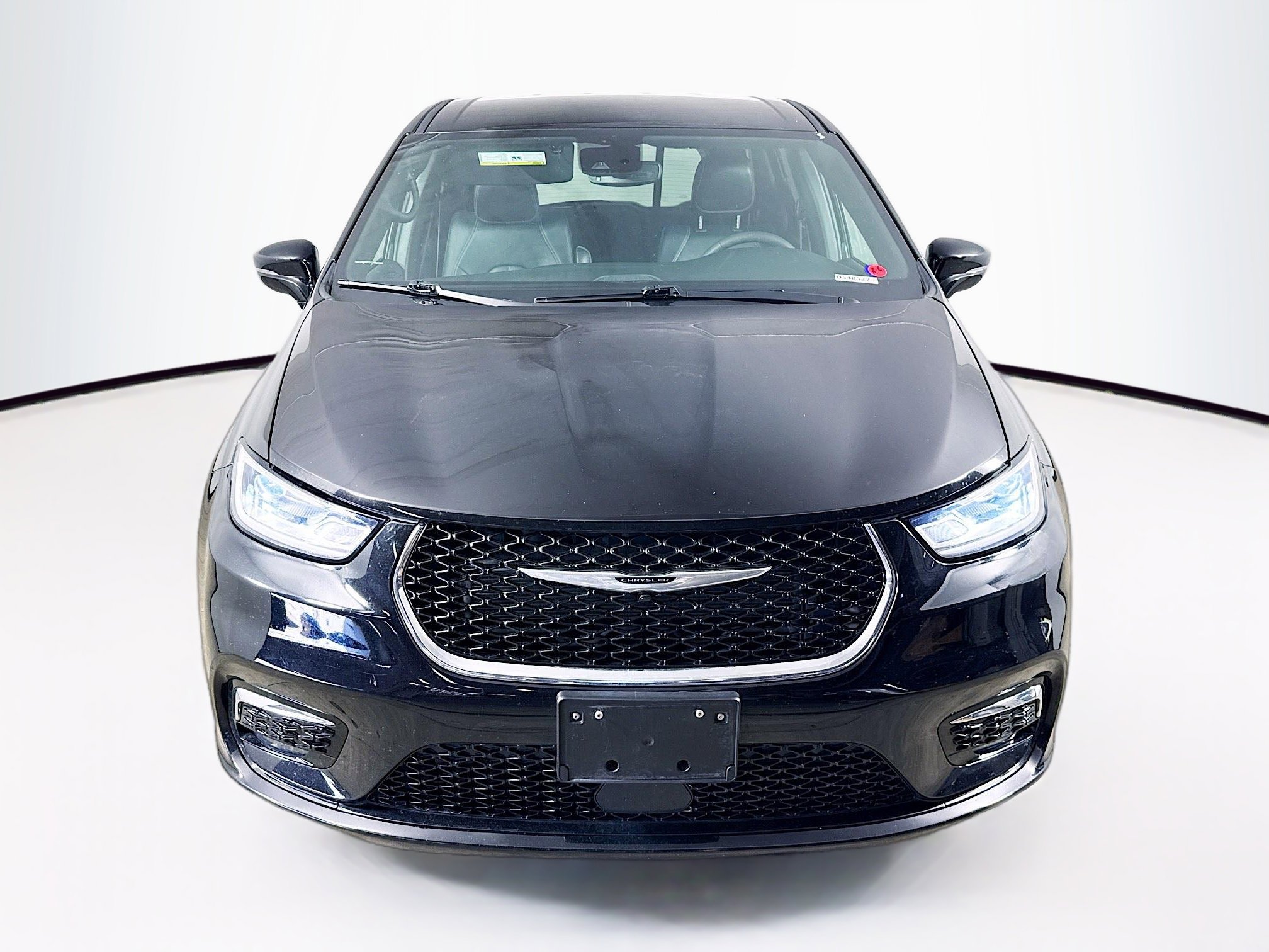 Used 2025 Chrysler Pacifica Select image 3