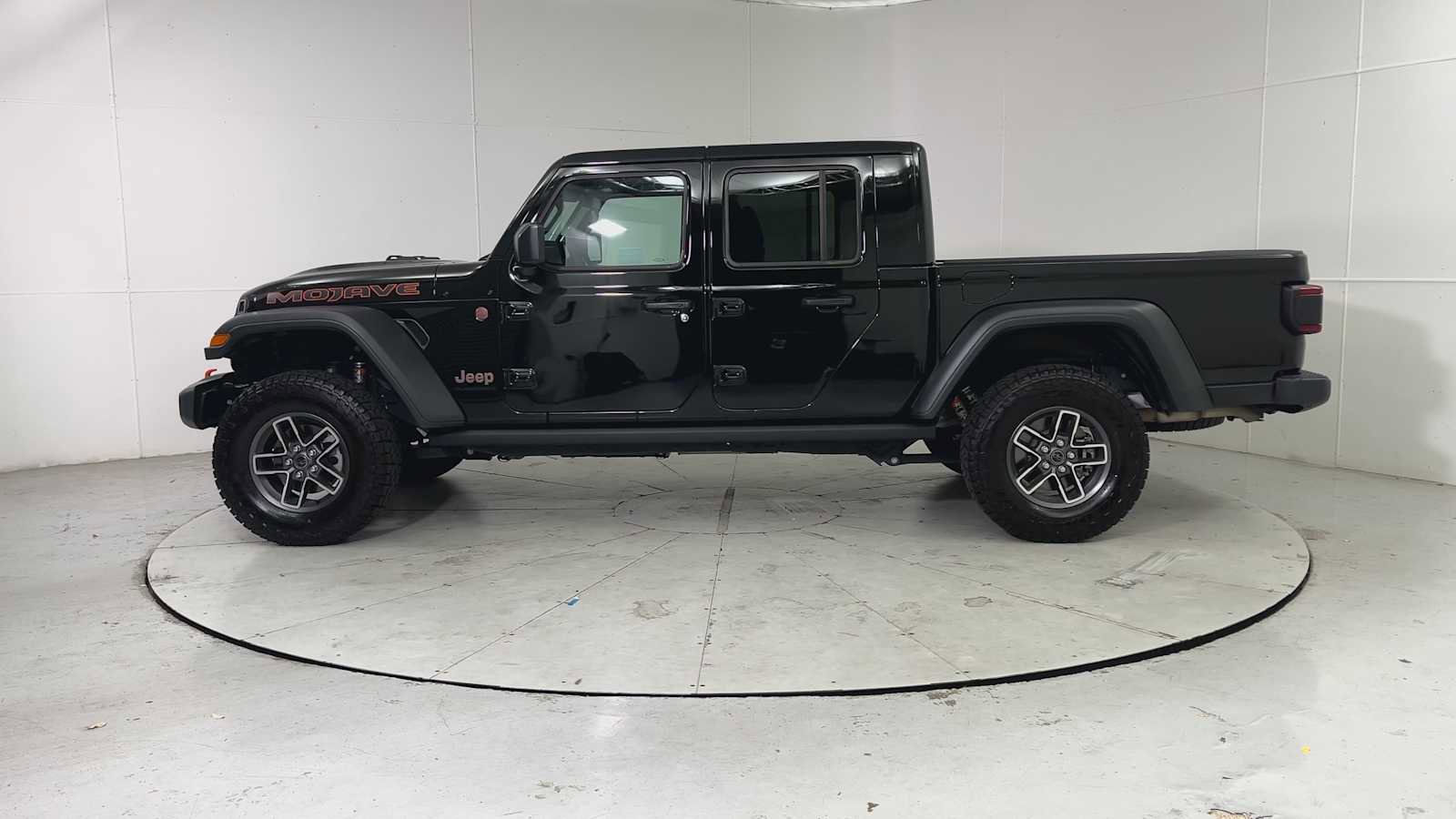 Used 2025 Jeep Gladiator Mojave w/ Convenience Group image 4
