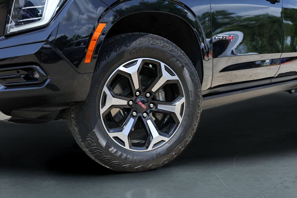 Used 2025 GMC Yukon AT4 w/ AT4 Premium Package AWD/4WD image 4