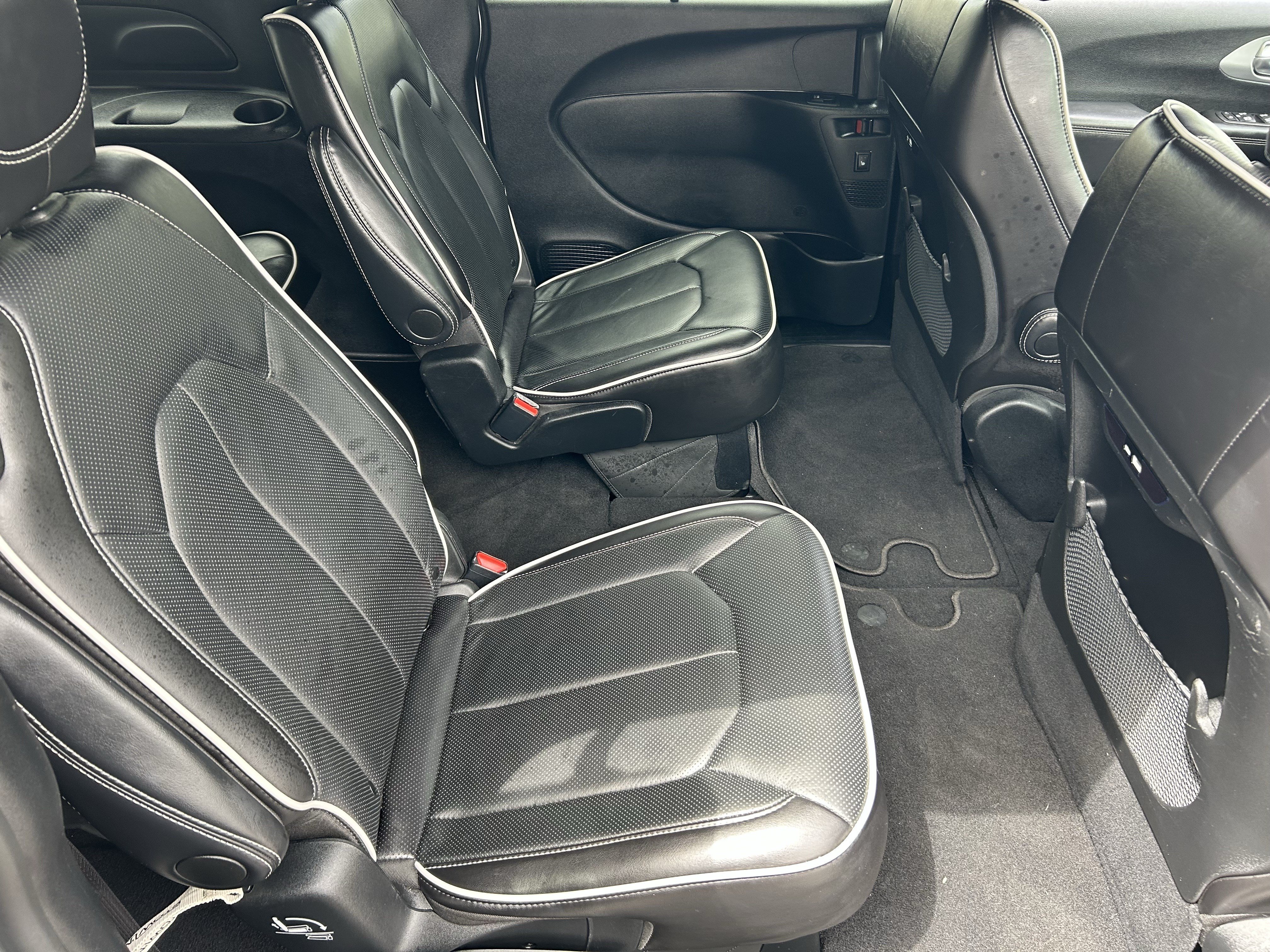 Used 2025 Chrysler Pacifica Limited FWD image 11