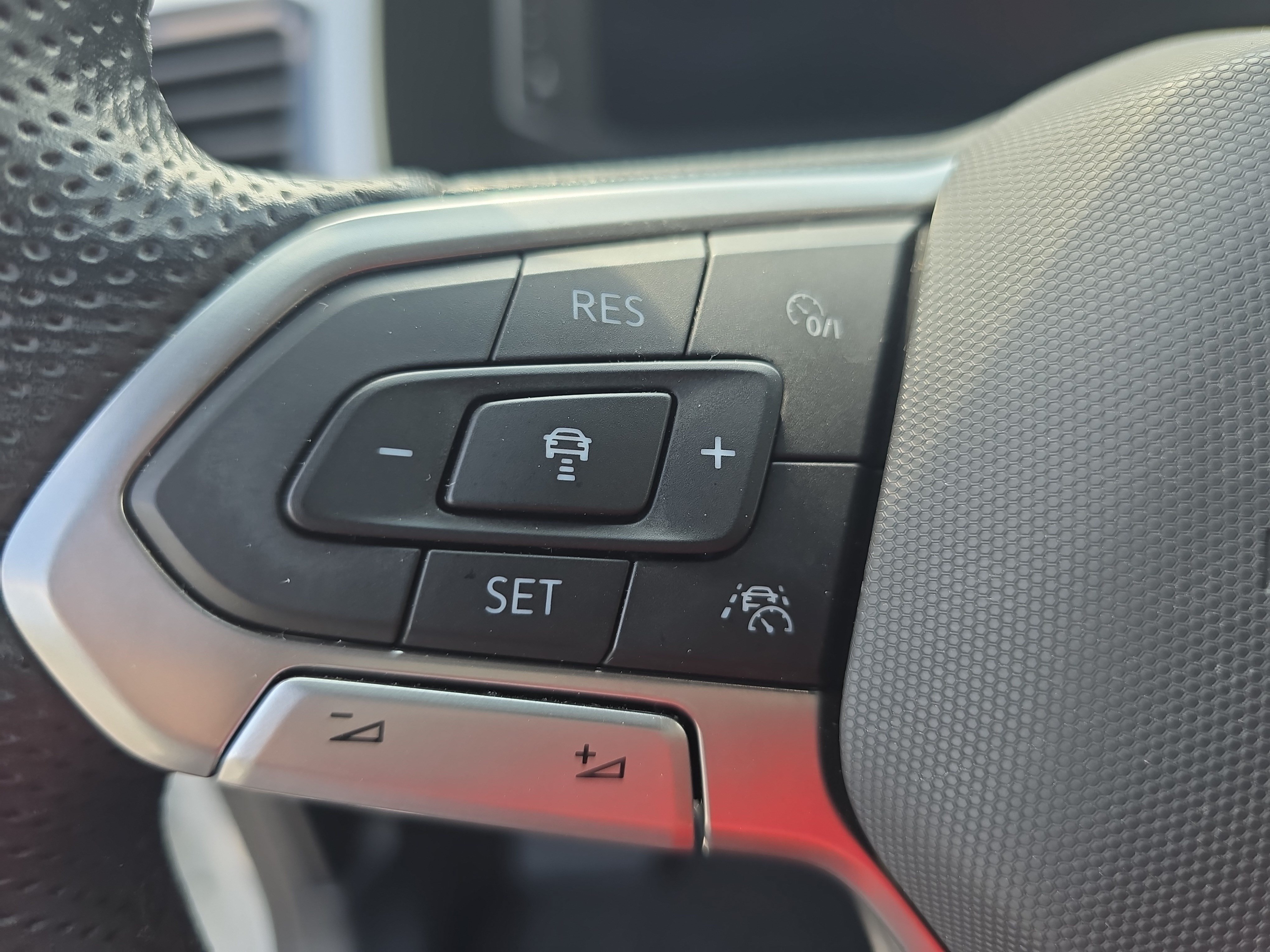 Used 2022 Volkswagen Atlas Cross Sport SEL R-Line AWD/4WD image 16