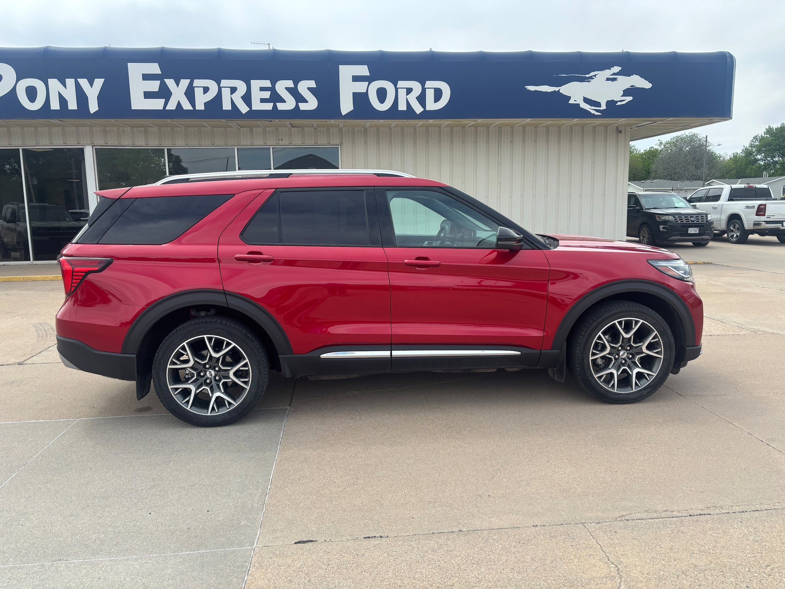 Used 2025 Ford Explorer Platinum w/ Ultimate Package AWD/4WD image 2