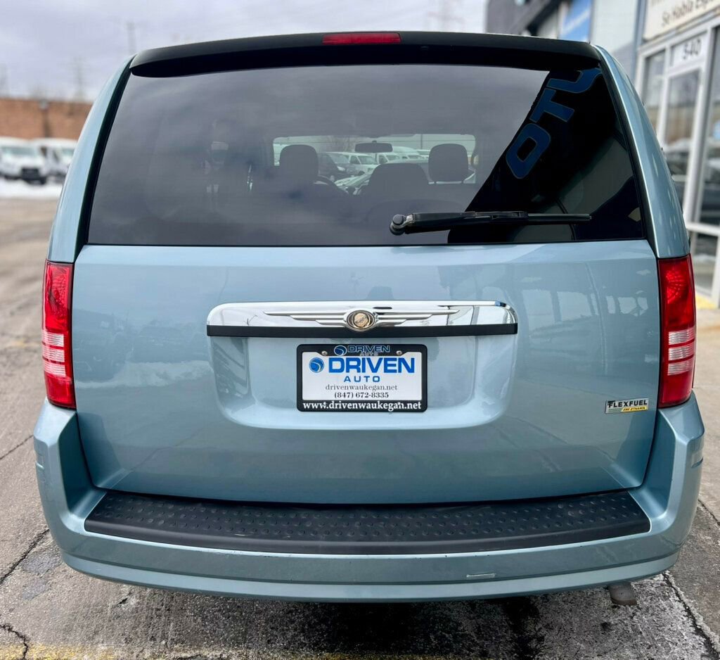Used 2008 Chrysler Town & Country LX image 26