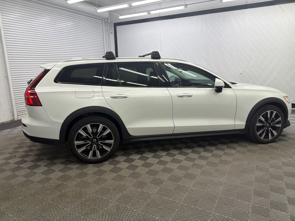 Used 2020 Volvo V60 T5 Cross Country AWD/4WD image 6