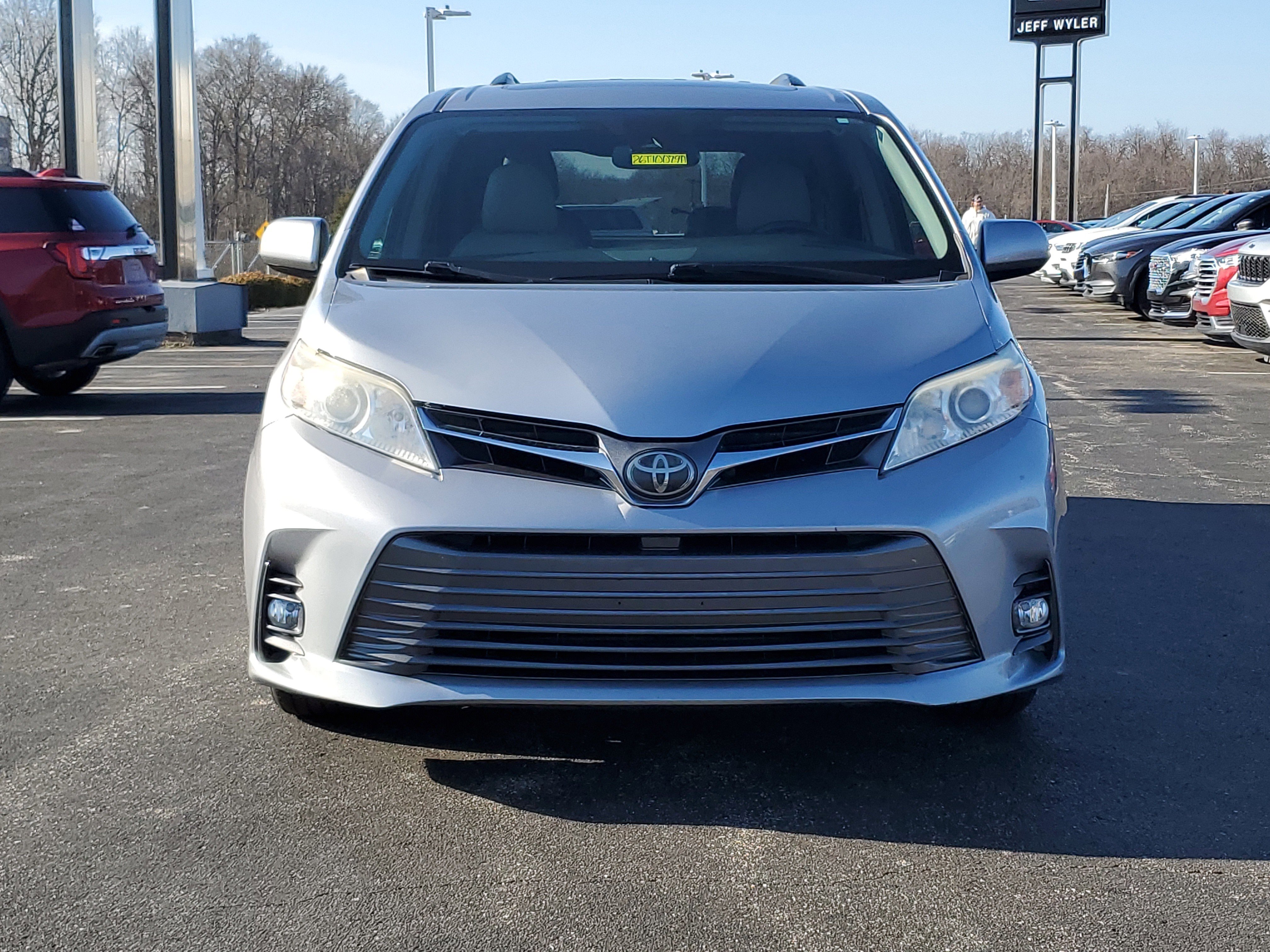 Used 2018 Toyota Sienna XLE image 2