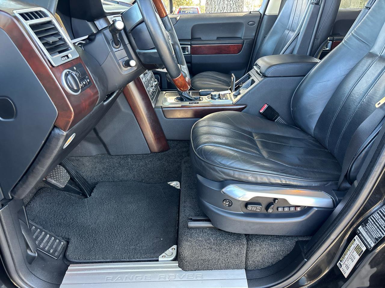 Used 2010 Land Rover Range Rover HSE image 10