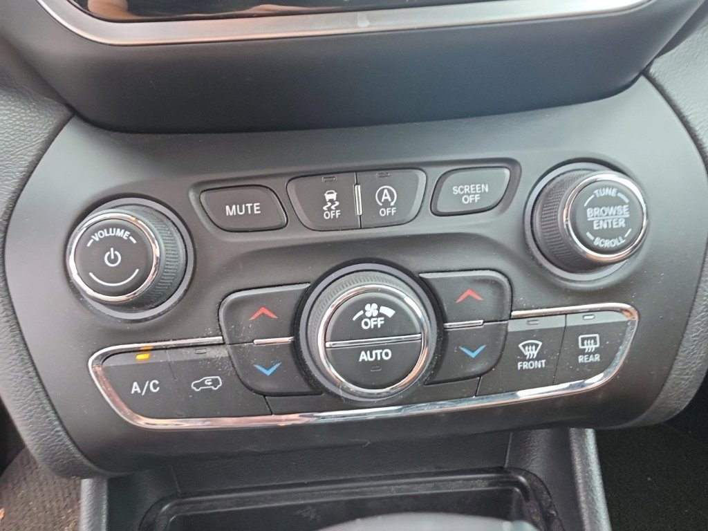 Used 2019 Jeep Cherokee Overland FWD image 22