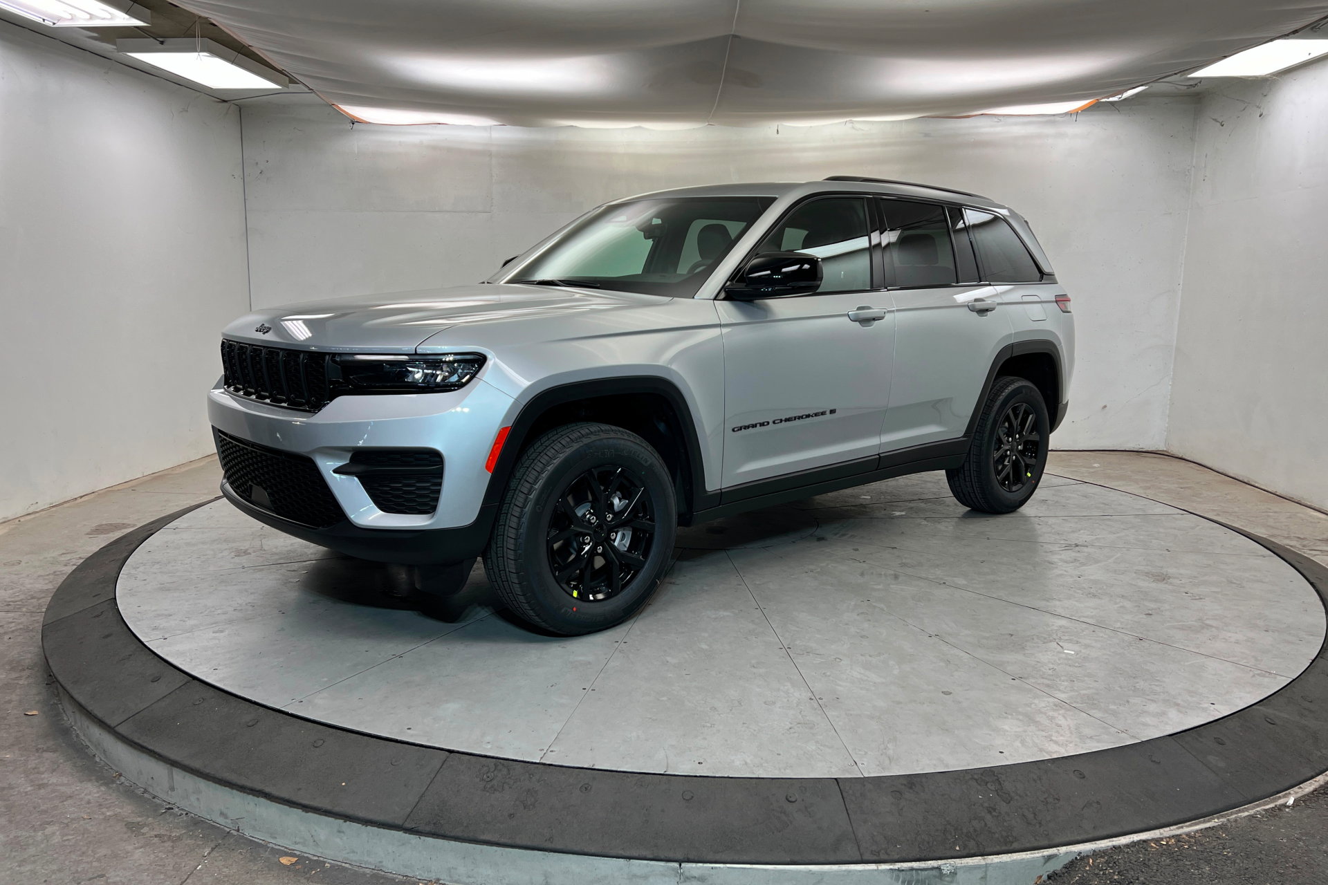 New 2025 Jeep Grand Cherokee 4WD image 1