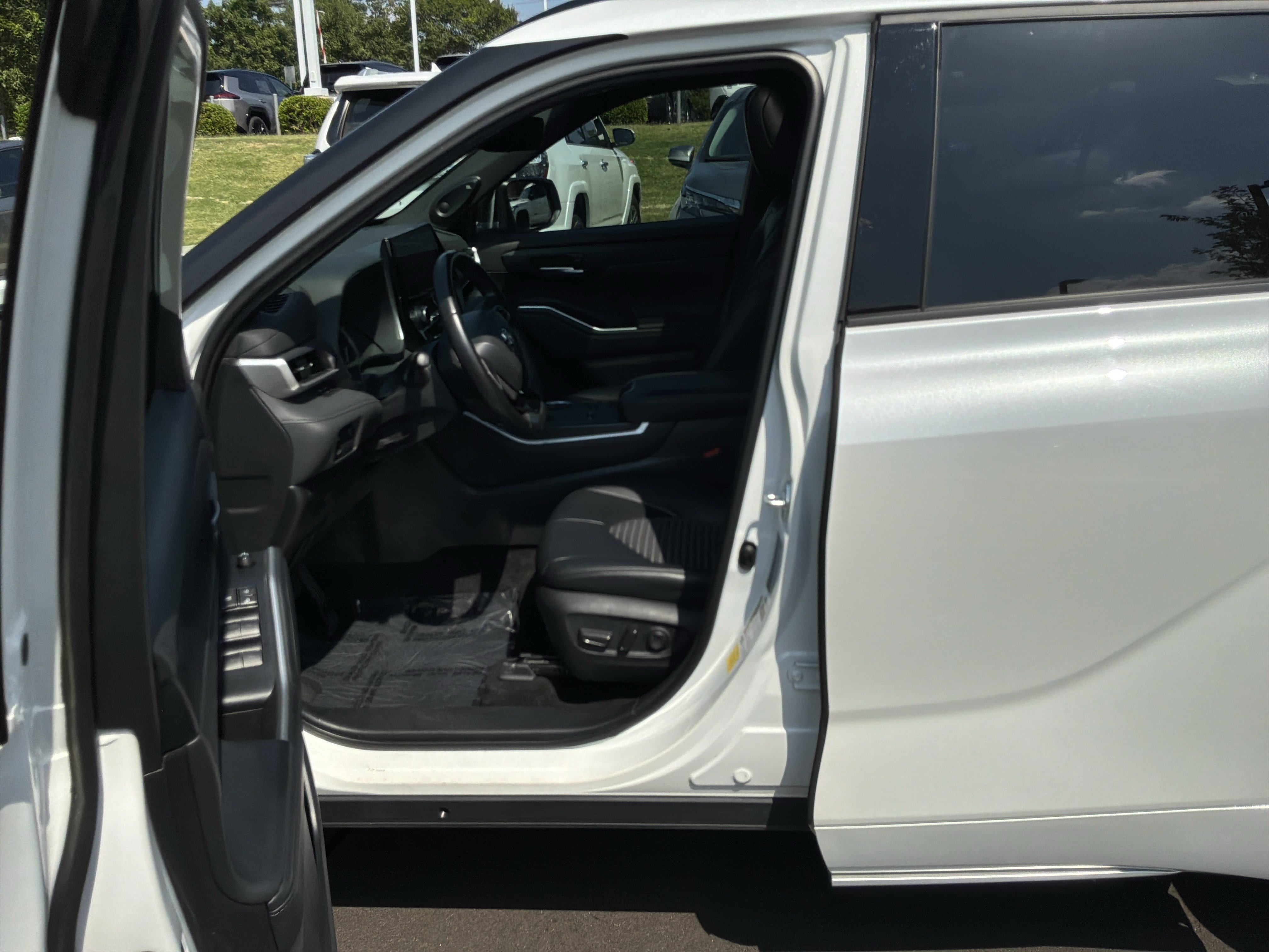 Used 2023 Toyota Highlander XSE FWD image 16