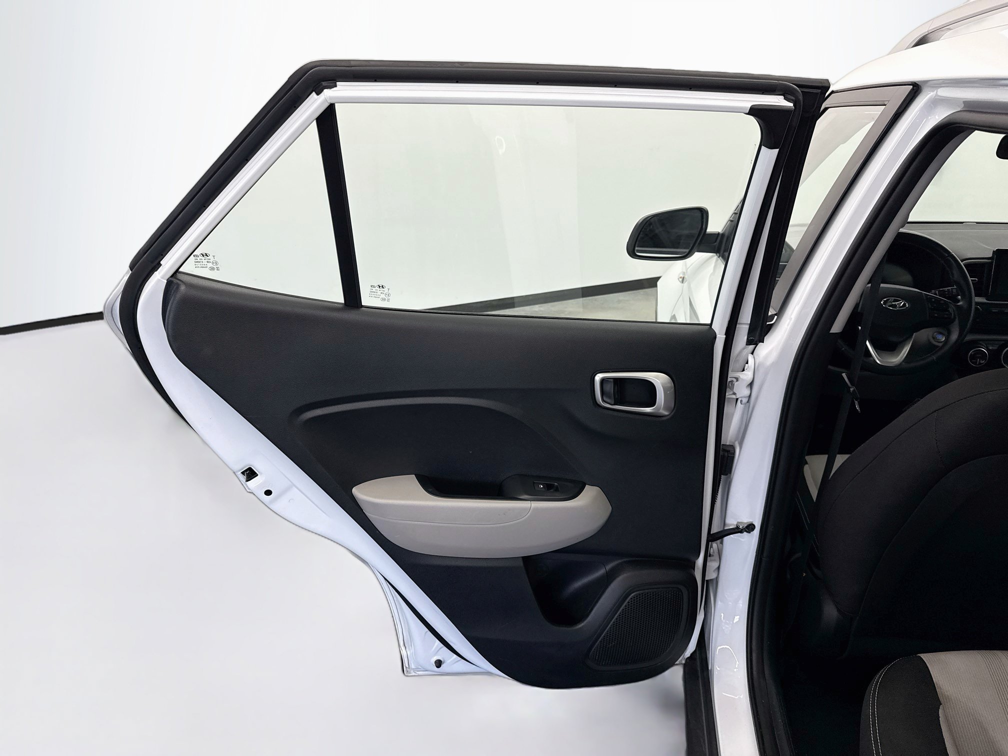 Used 2025 Hyundai Venue SEL FWD image 32