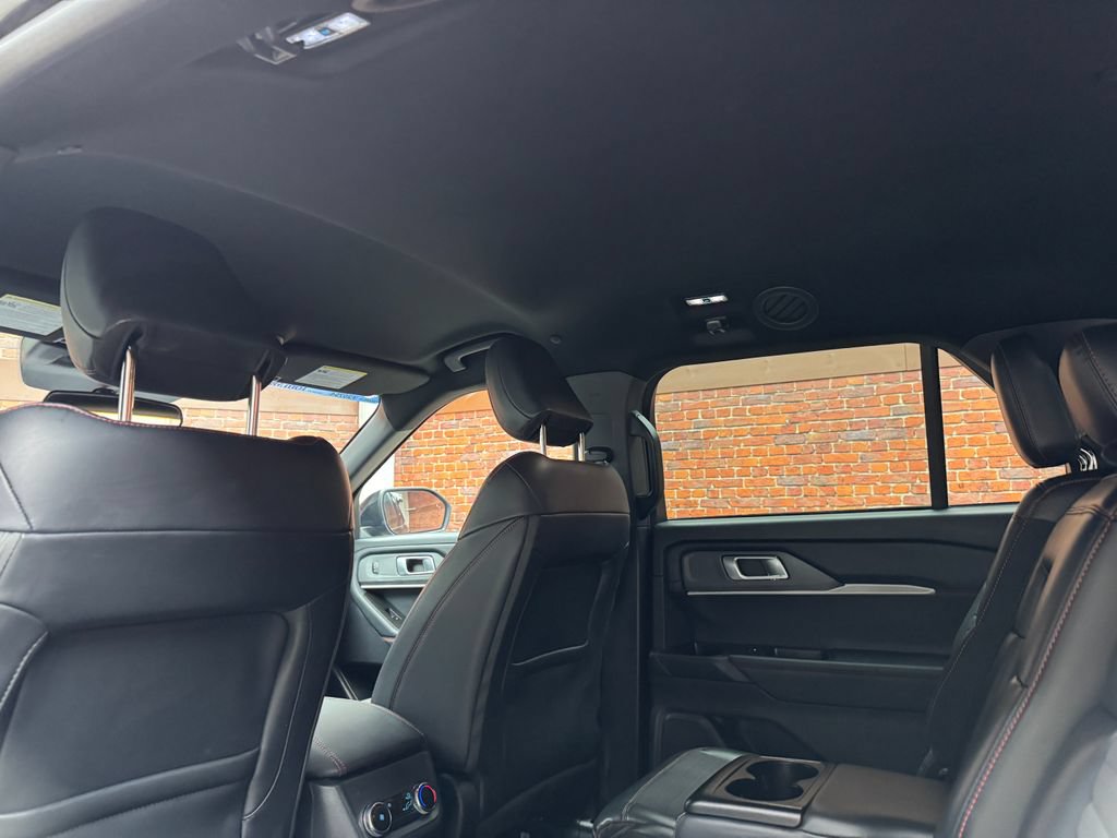 Used 2025 Ford Explorer ST-Line w/ ST-Line Street Pack AWD/4WD image 27