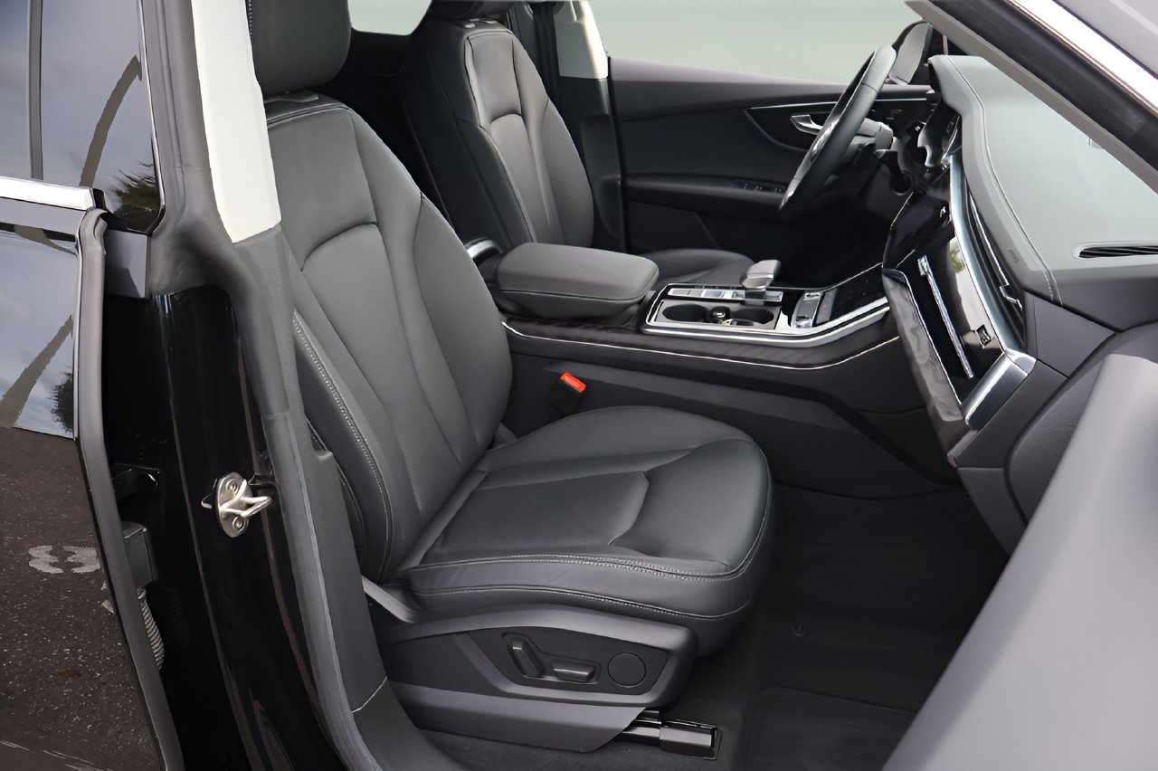 Used 2023 Audi Q8 Premium w/ Convenience Package AWD/4WD image 17