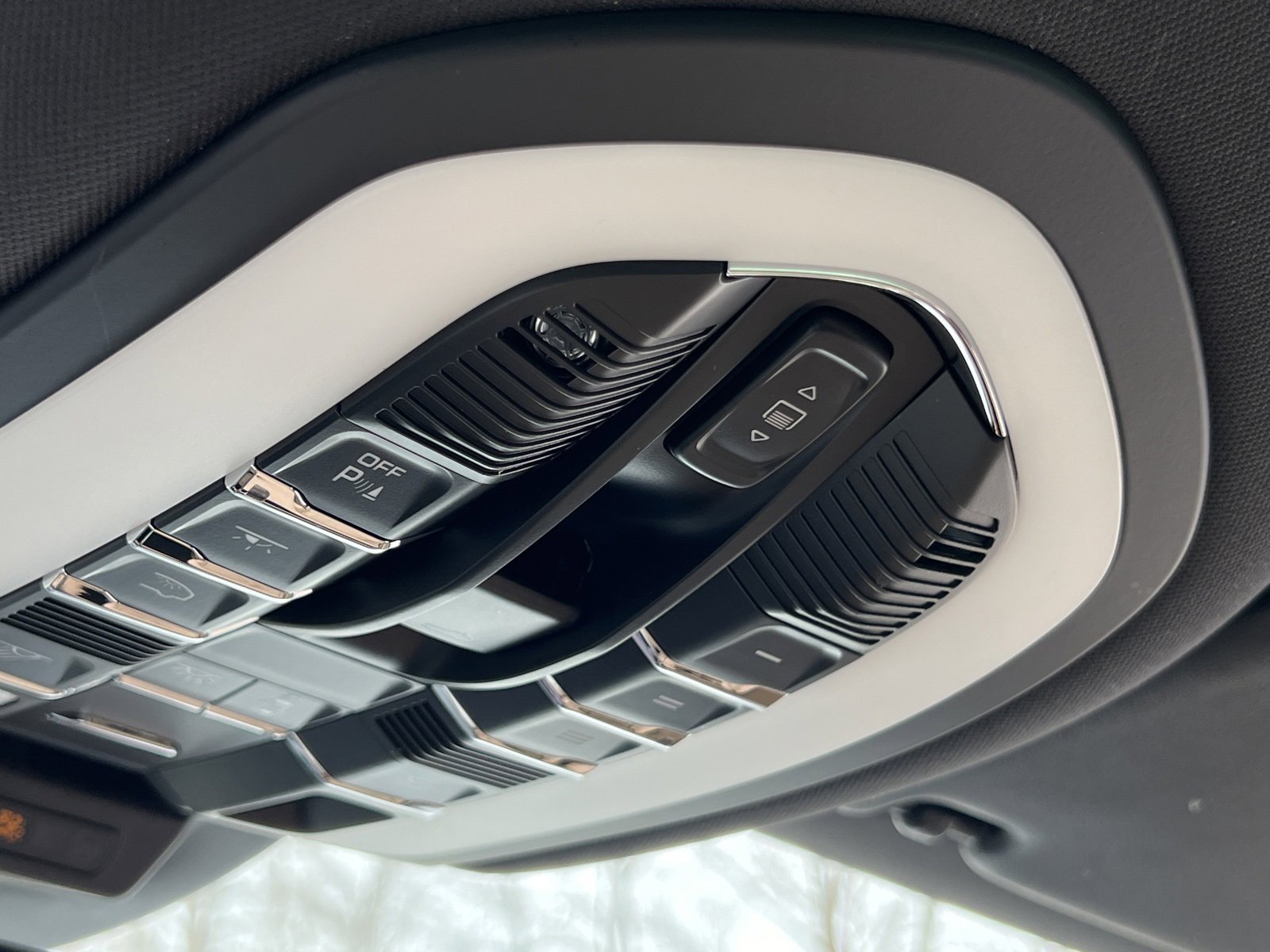 Certified 2025 Porsche Macan image 28