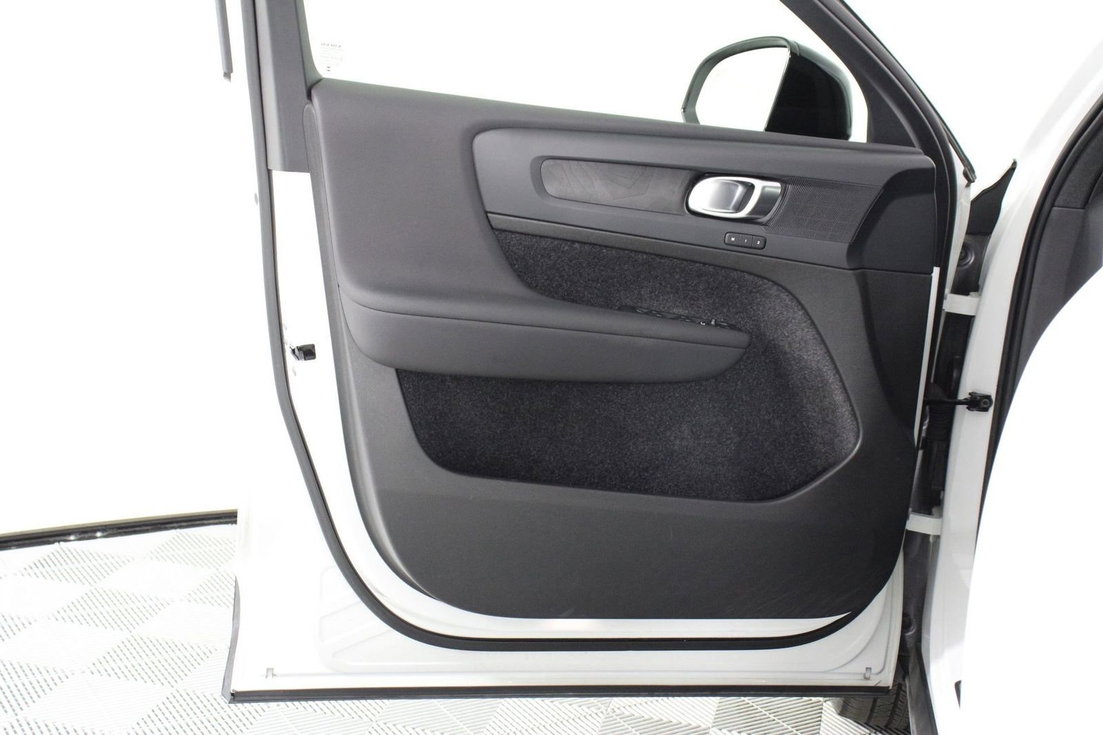 Used 2023 Volvo C40 P8 Recharge Plus AWD/4WD image 17