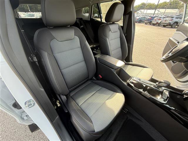 New 2025 Chevrolet Trax LT w/ Driver Confidence Package image 28