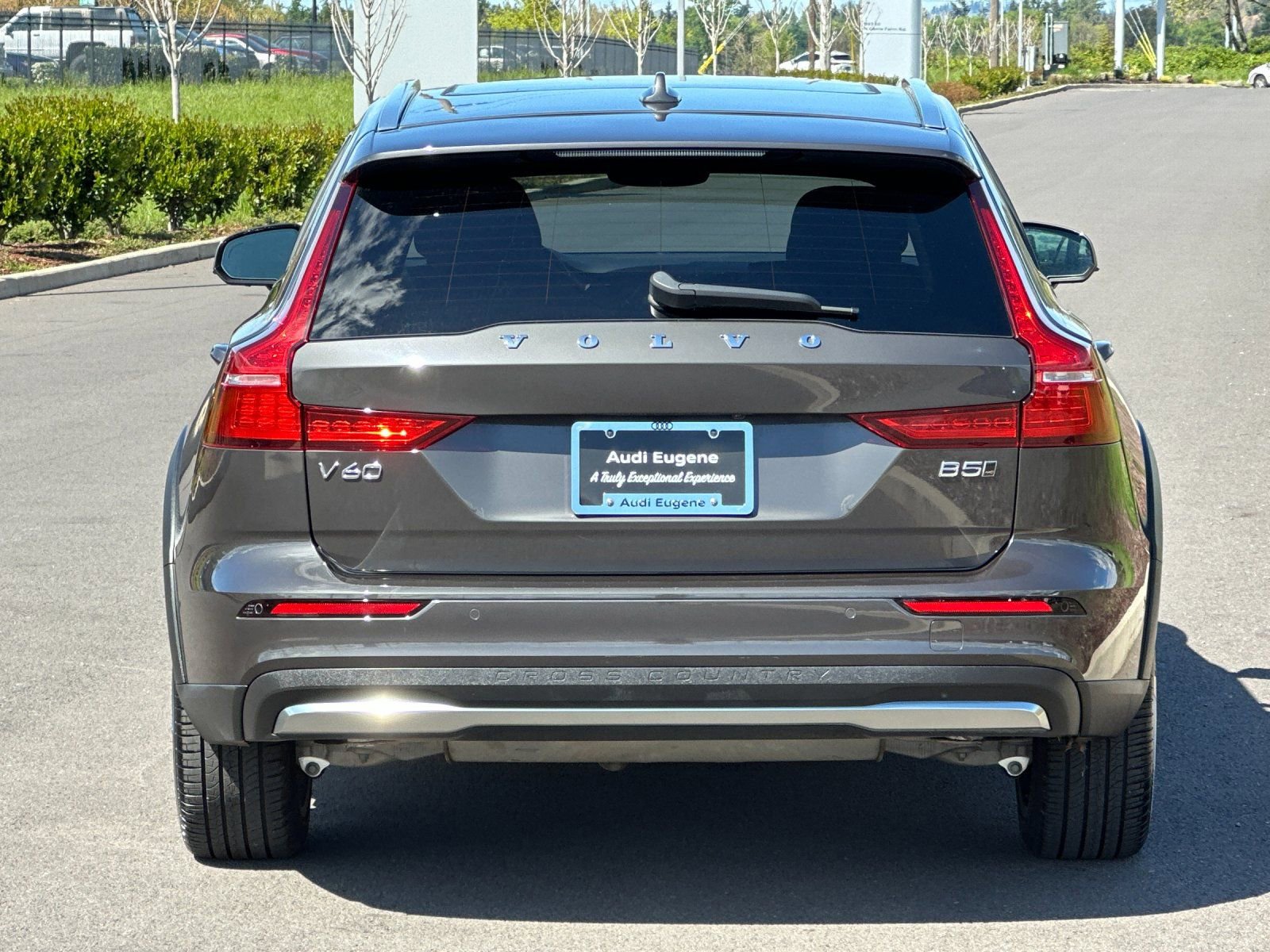 Used 2025 Volvo V60 B5 Cross Country Plus image 4