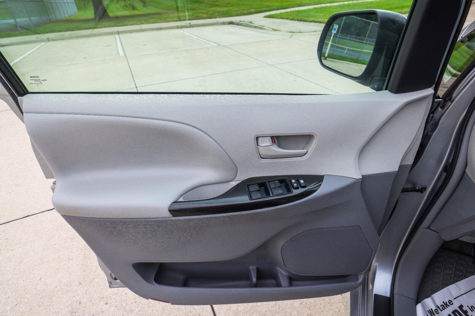 Used 2011 Toyota Sienna LE w/ Towing Pkg FWD image 28