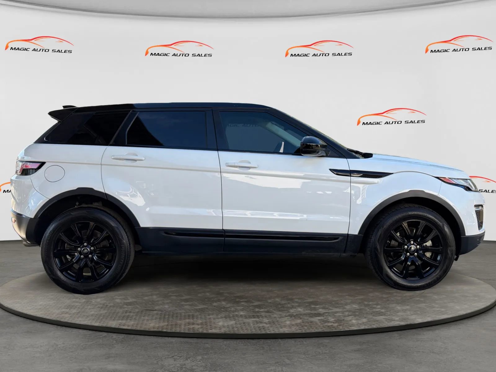 Used 2019 Land Rover Range Rover Evoque SE Premium image 4