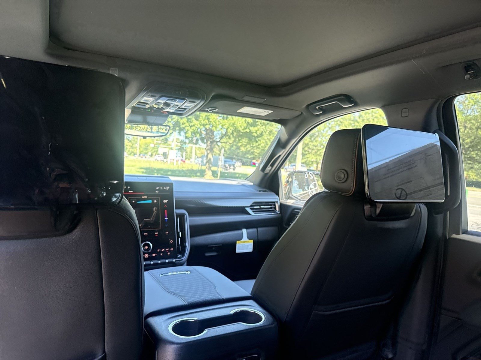 New 2026 GMC Yukon AT4 w/ AT4 Premium Plus Package AWD/4WD image 17