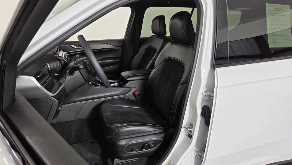 Used 2023 Jeep Grand Cherokee L Laredo AWD/4WD image 17