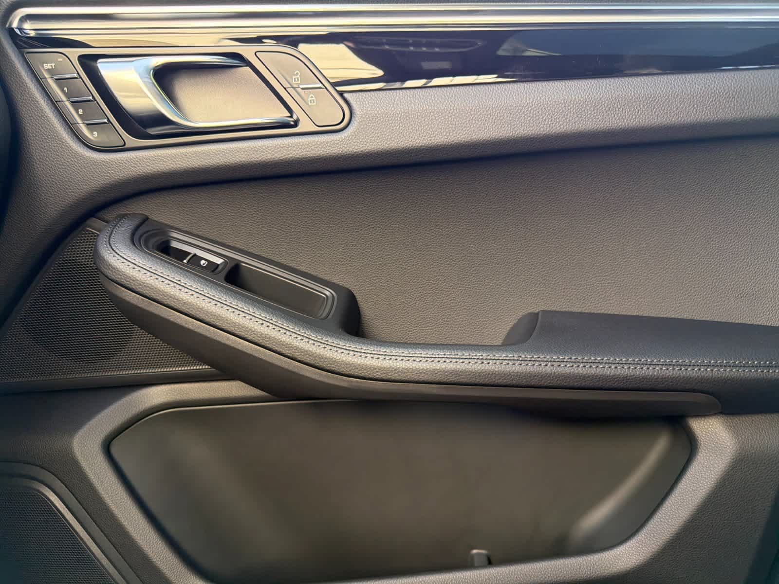 Certified 2025 Porsche Macan AWD/4WD image 19