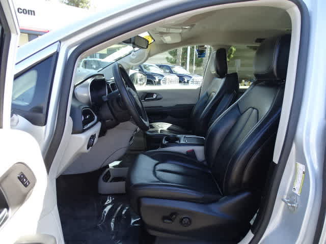 Used 2023 Chrysler Pacifica Touring-L FWD image 17