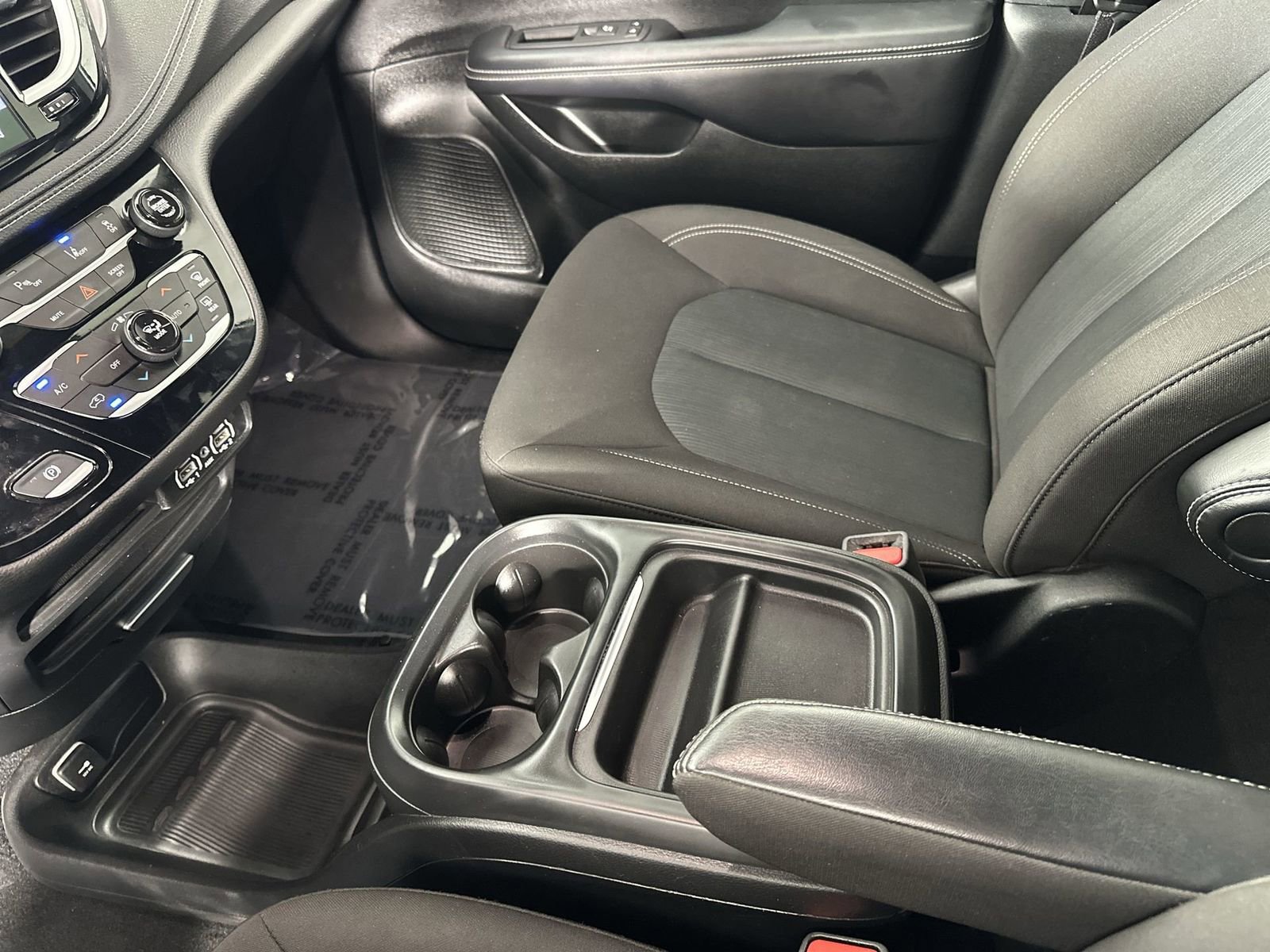 Used 2023 Chrysler Pacifica Touring image 21