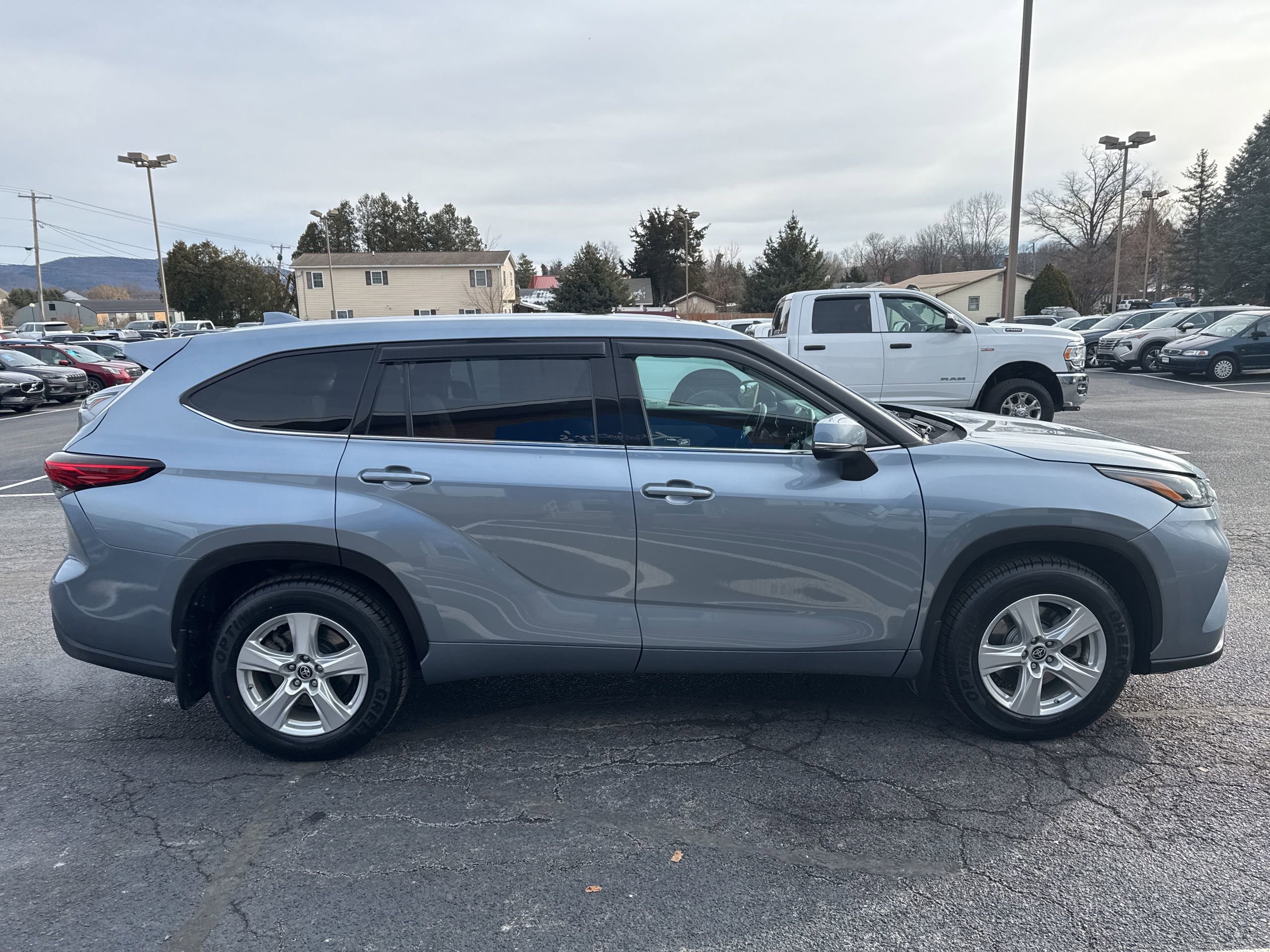 Used 2021 Toyota Highlander LE AWD/4WD image 8