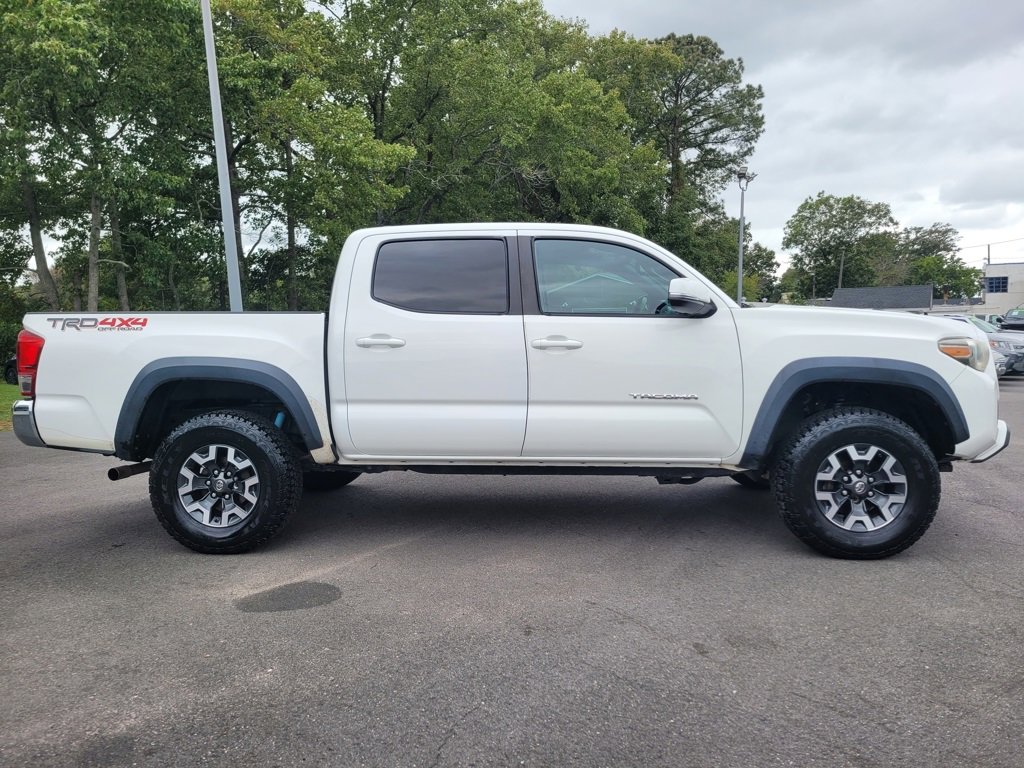 Used 2017 Toyota Tacoma TRD Off-Road image 4