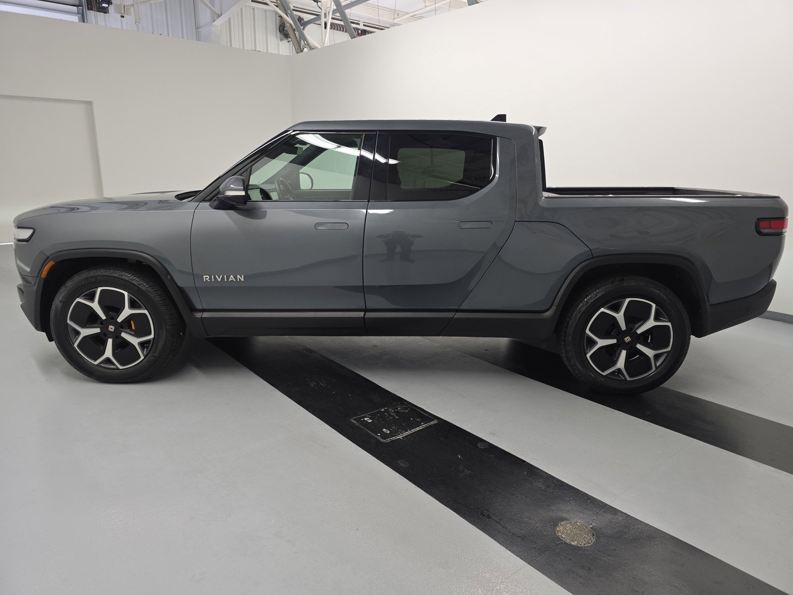 Used 2022 Rivian R1T Adventure image 2