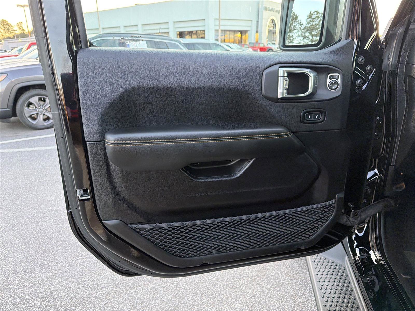 Used 2025 Jeep Wrangler Sahara image 11