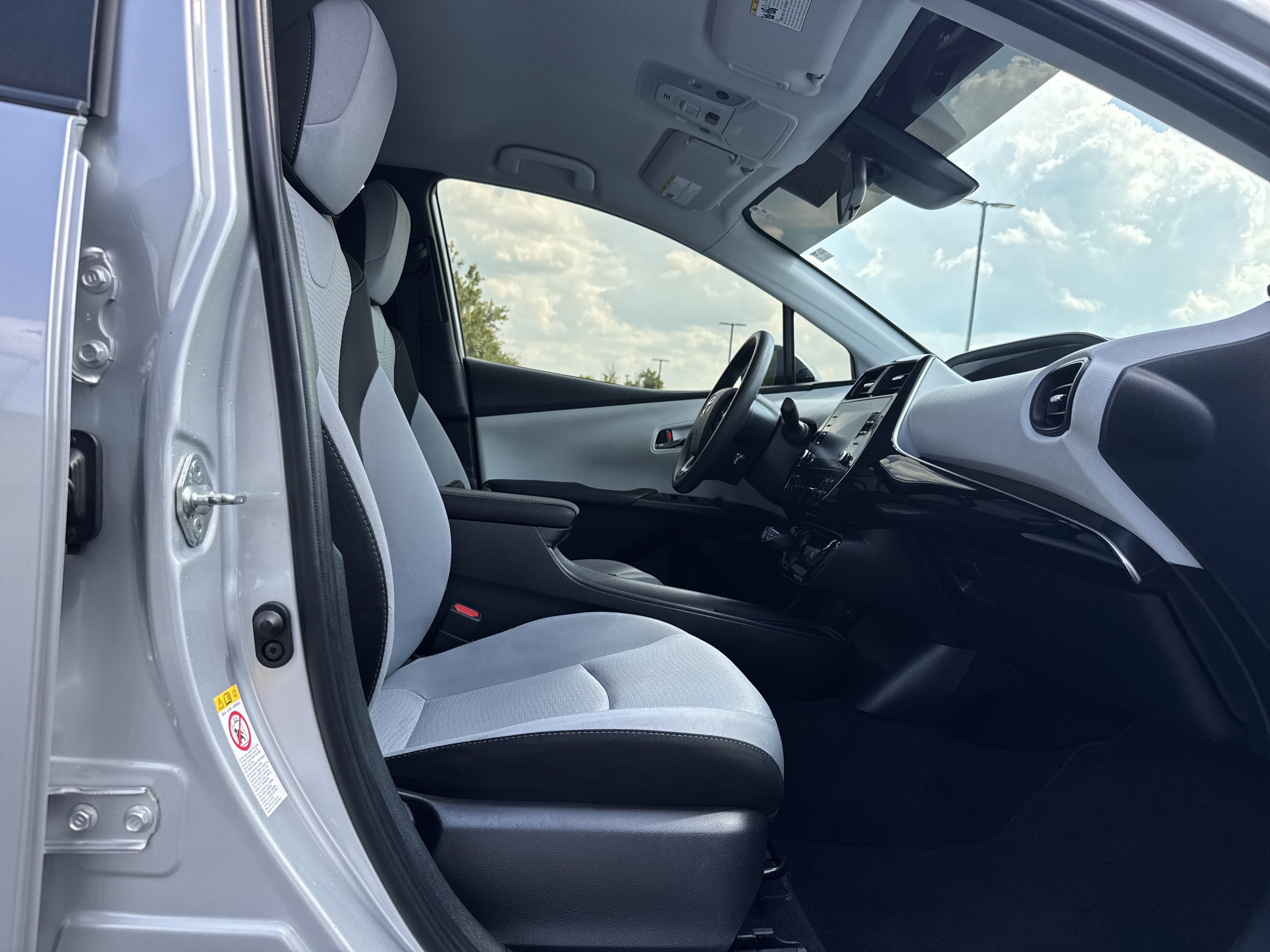 Used 2022 Toyota Prius LE FWD image 29