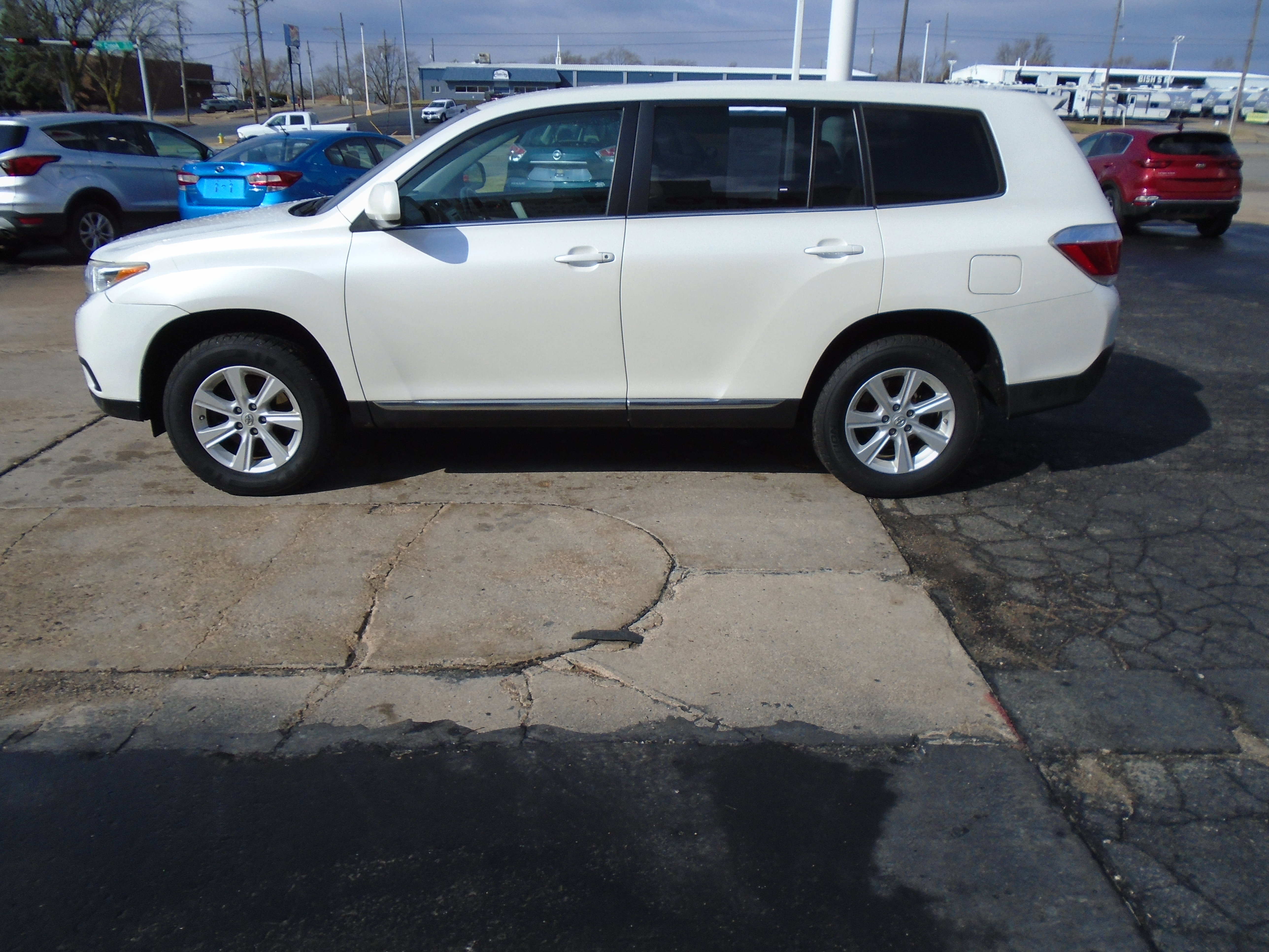 Used 2012 Toyota Highlander FWD w/ Cold Weather Pkg image 5