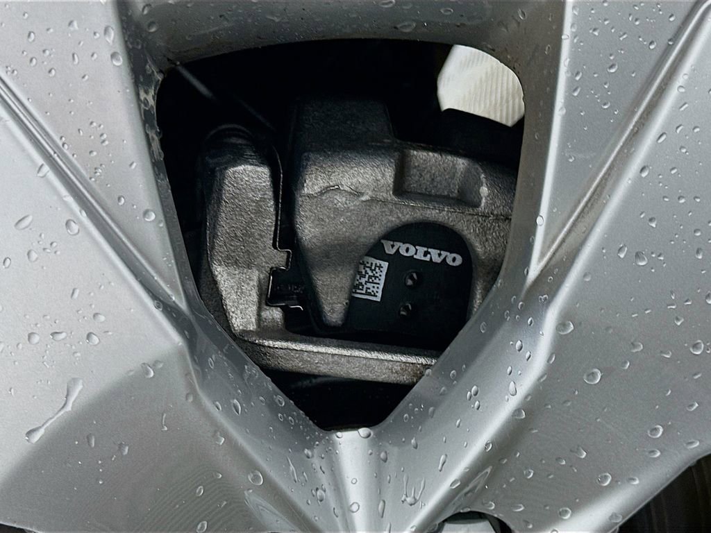 Used 2022 Volvo XC40 T4 Momentum image 37