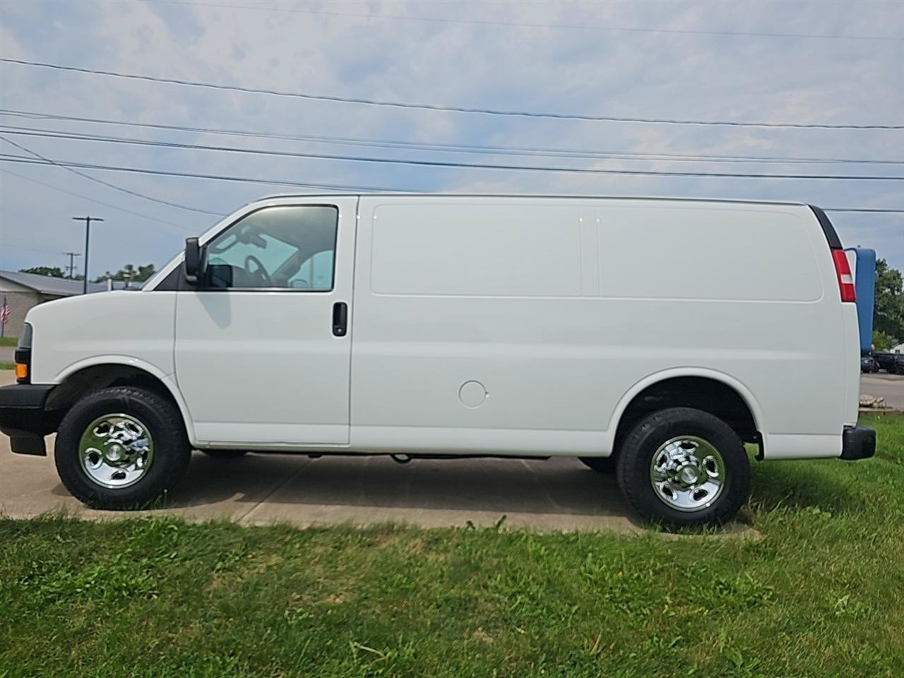 Used 2019 Chevrolet Express 2500 RWD image 2