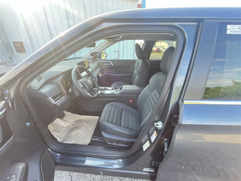 New 2025 Mitsubishi Outlander SE image 11