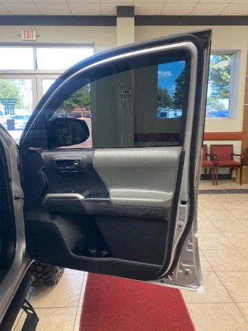 Used 2020 Toyota Tacoma SR5 RWD image 11