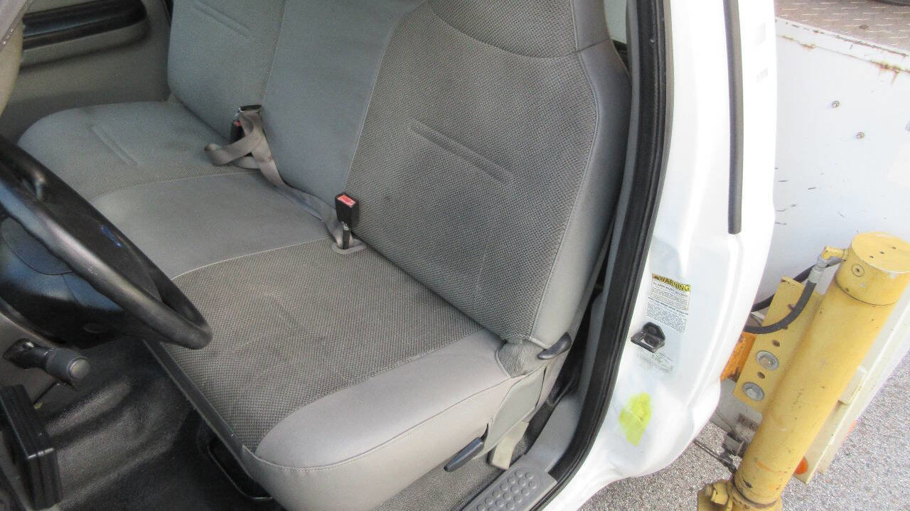 Used 2007 Ford F550 2WD Regular Cab Super Duty image 11