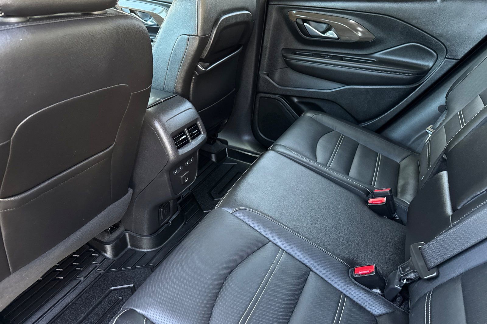 Used 2023 GMC Terrain Denali w/ Denali Premium Package AWD/4WD image 14