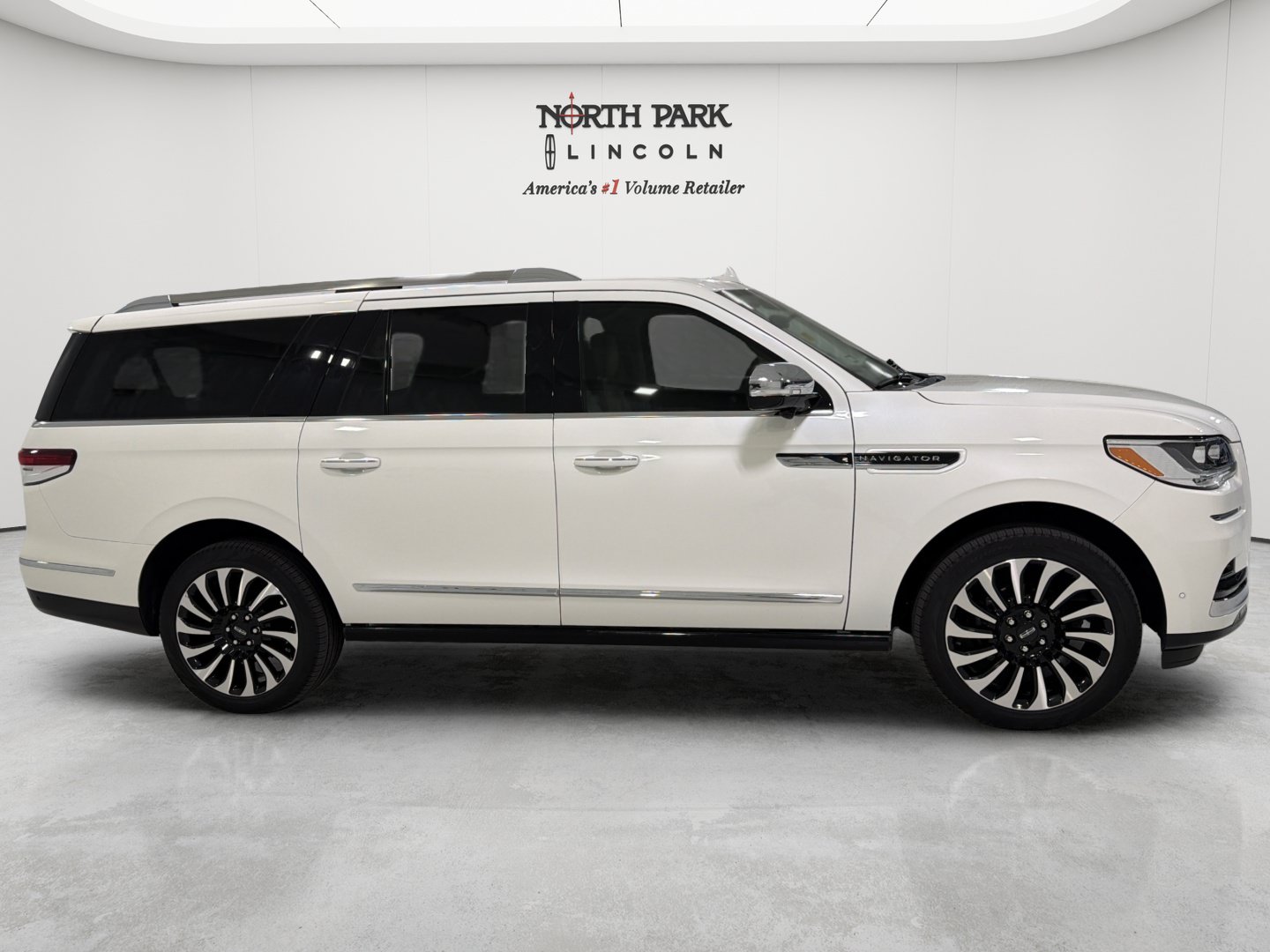 Used 2023 Lincoln Navigator L Black Label AWD/4WD image 6