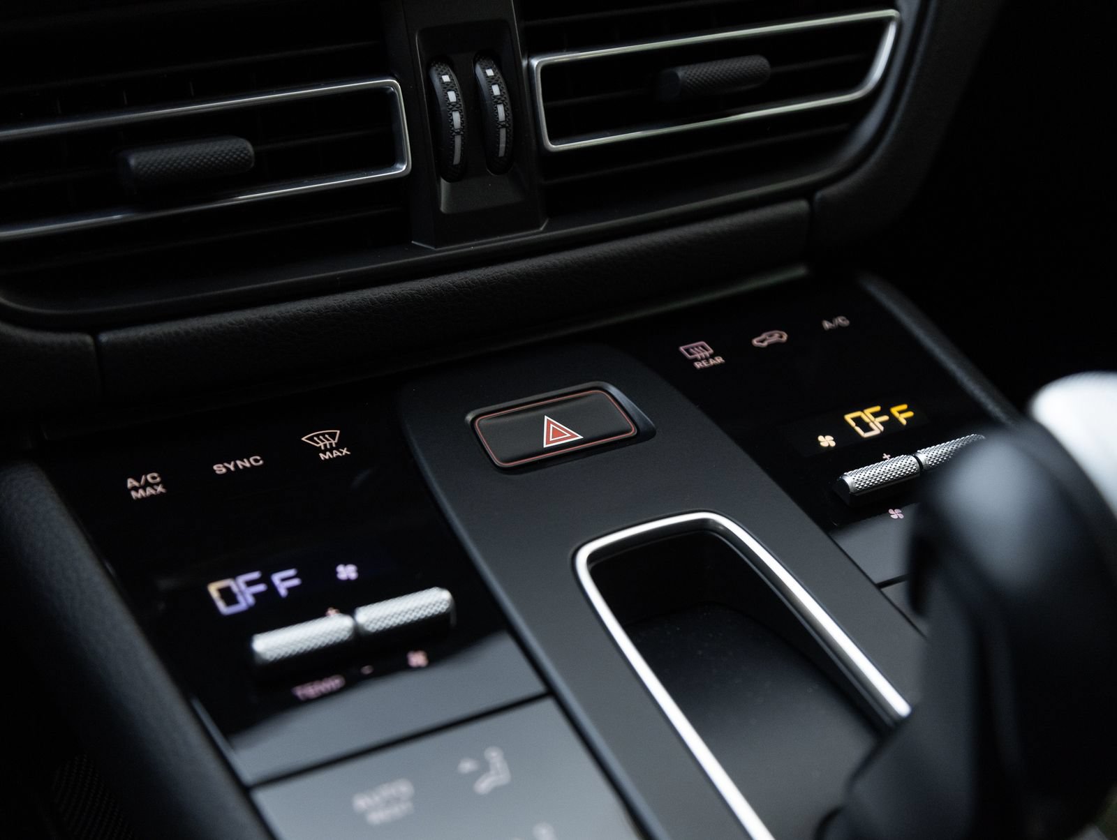 Certified 2024 Porsche Macan AWD/4WD image 25