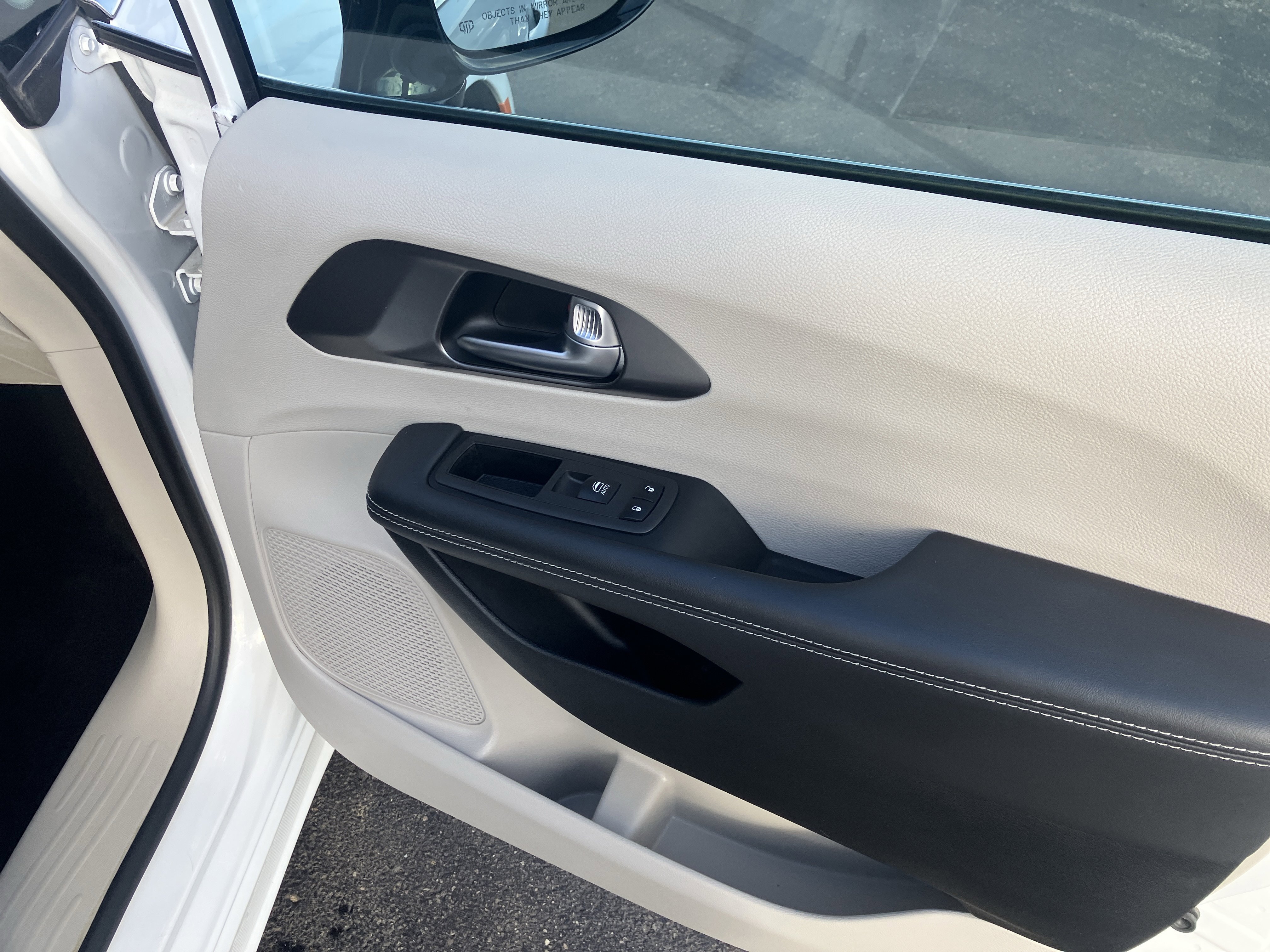 Used 2024 Chrysler Pacifica Touring-L image 10