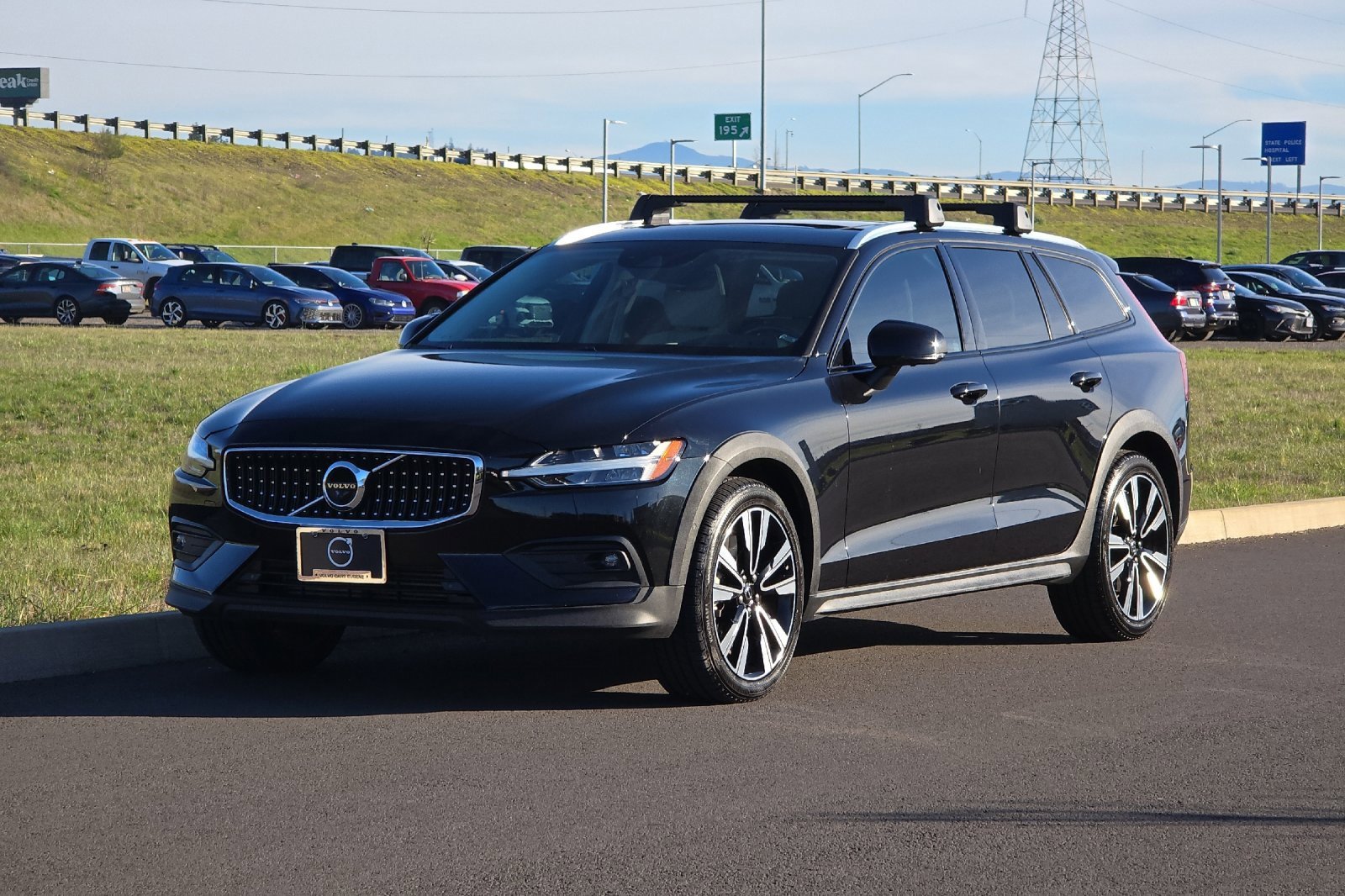 Used 2022 Volvo V60 T5 Cross Country w/ Advanced Package image 7