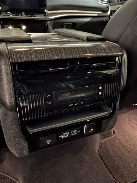 Used 2024 Jeep Wagoneer L Series II w/ Flexible Seating Group AWD/4WD image 18